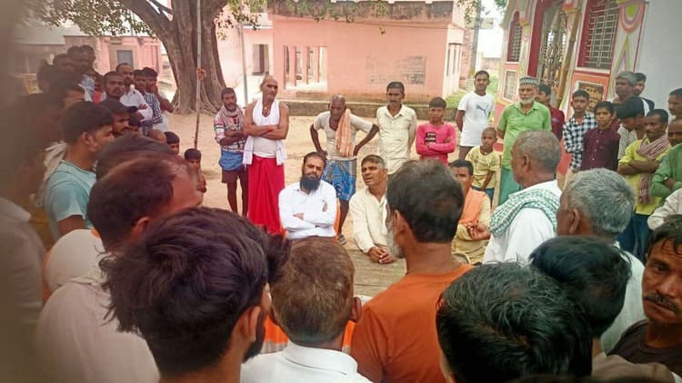 कुराईपुर गांव पहुंचे पदाधिकारी, वोट बहिष्कार करने वाले ग्रामीणों से की वार्ता