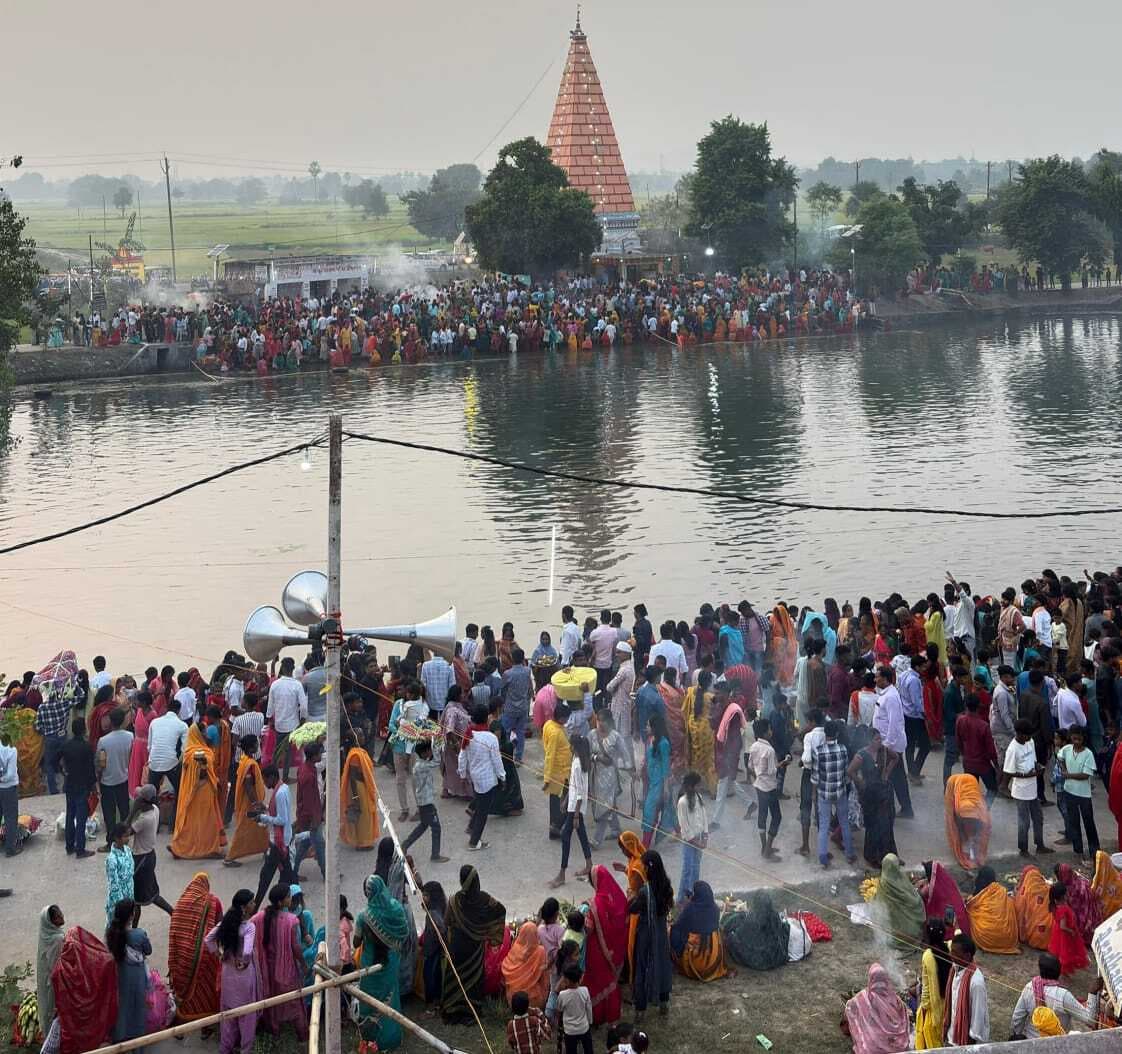 नरहट छठ घाट पर विधायक ने दिया अर्घ