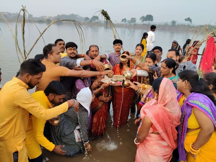 उदीयमान सूर्य को अर्घ्य के साथ छठ पर्व संपन्न