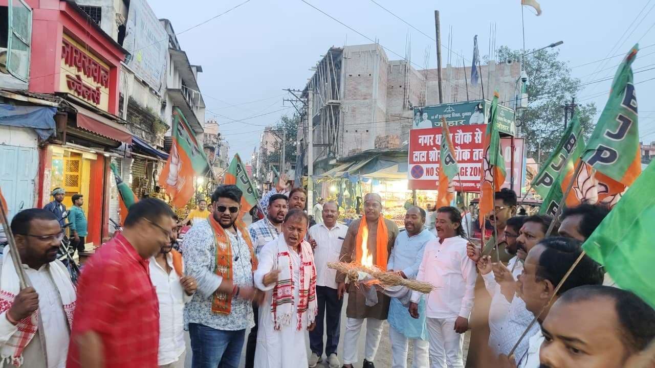 टीन बाजार चौक पर मुख्यमंत्री का जलाया पुतला