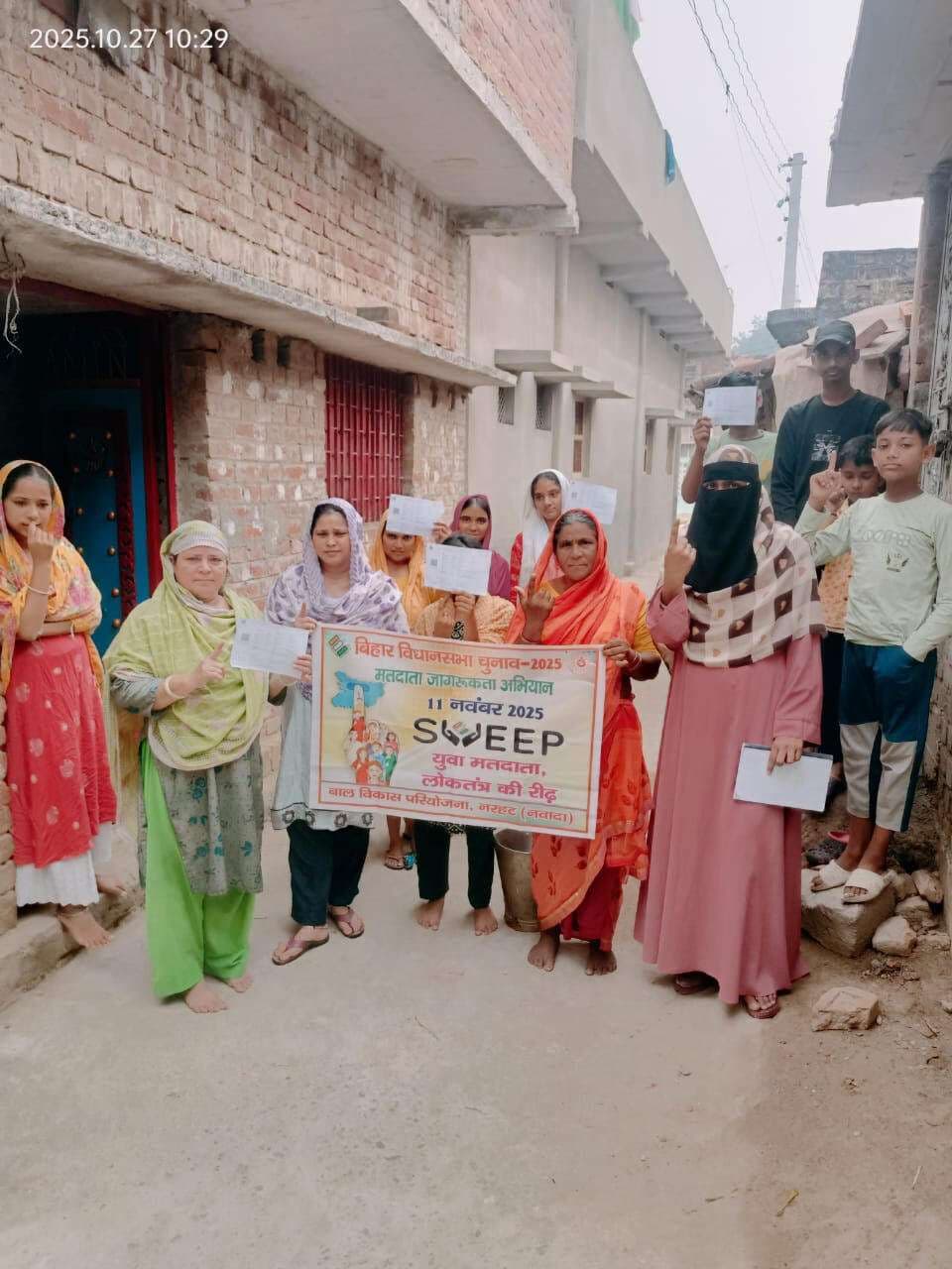 मतदाताओं तक पहुंच रही वोटर पर्ची, लोगों से मतदान करने की अपील