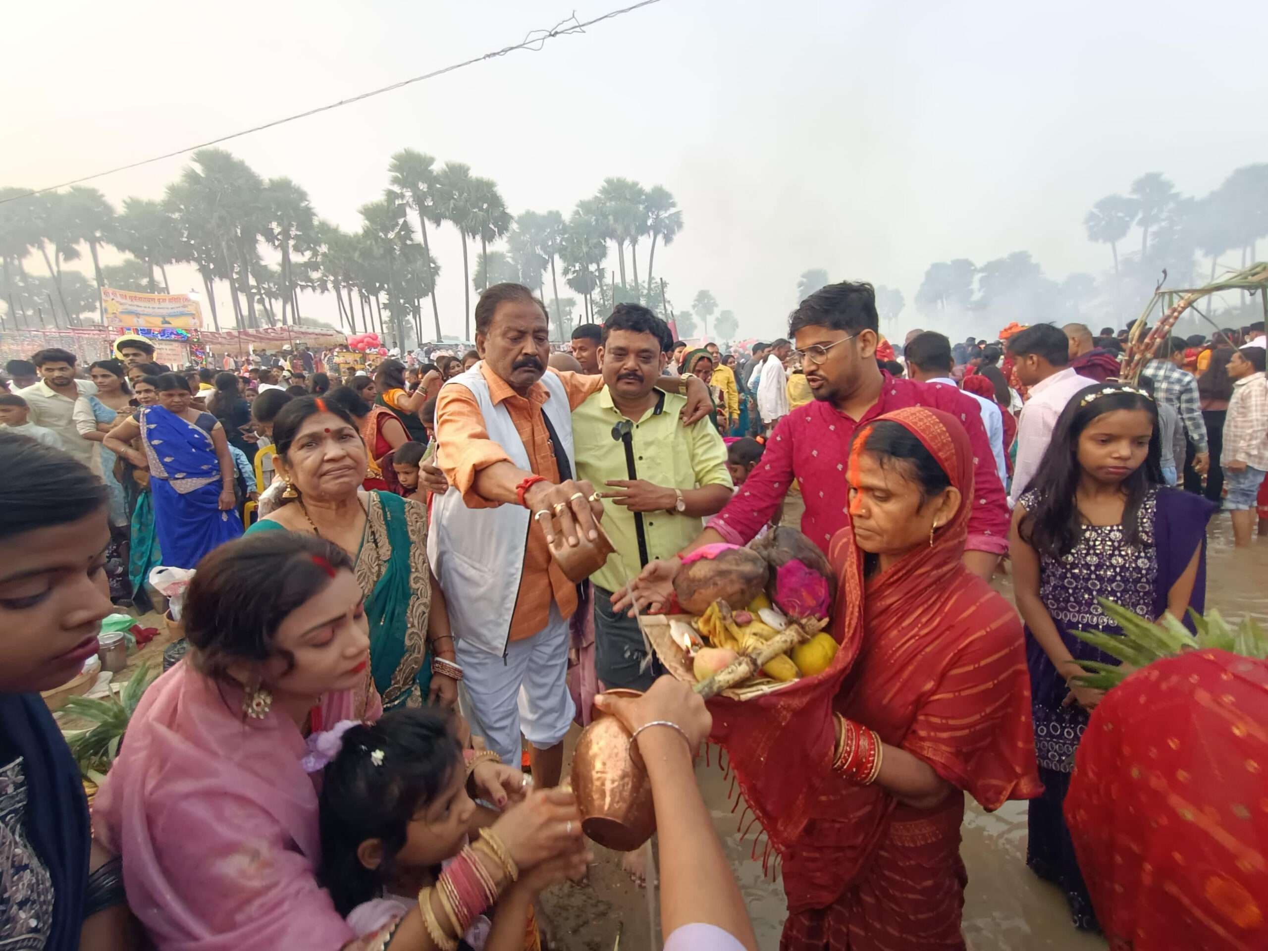 छठी मईया के गीतों से वातावरण बना रहा भक्तिमय