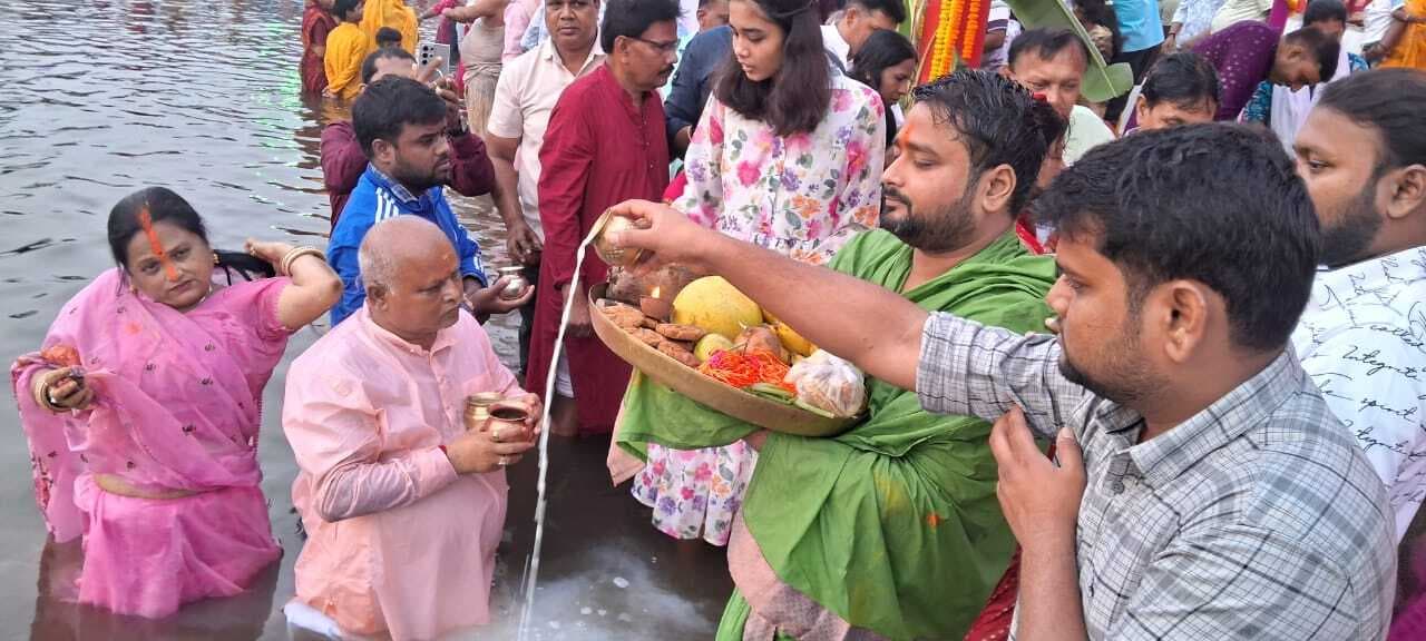 सुख-समृद्धि व मंगलकामना के लिए सूर्यदेव को अर्पित किया अर्घ्य