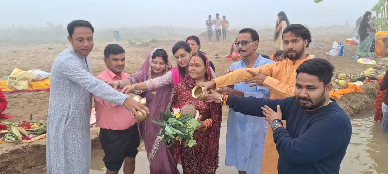 व्रतियों ने भगवान भास्कर से की सुख-समृद्धि की कामना की