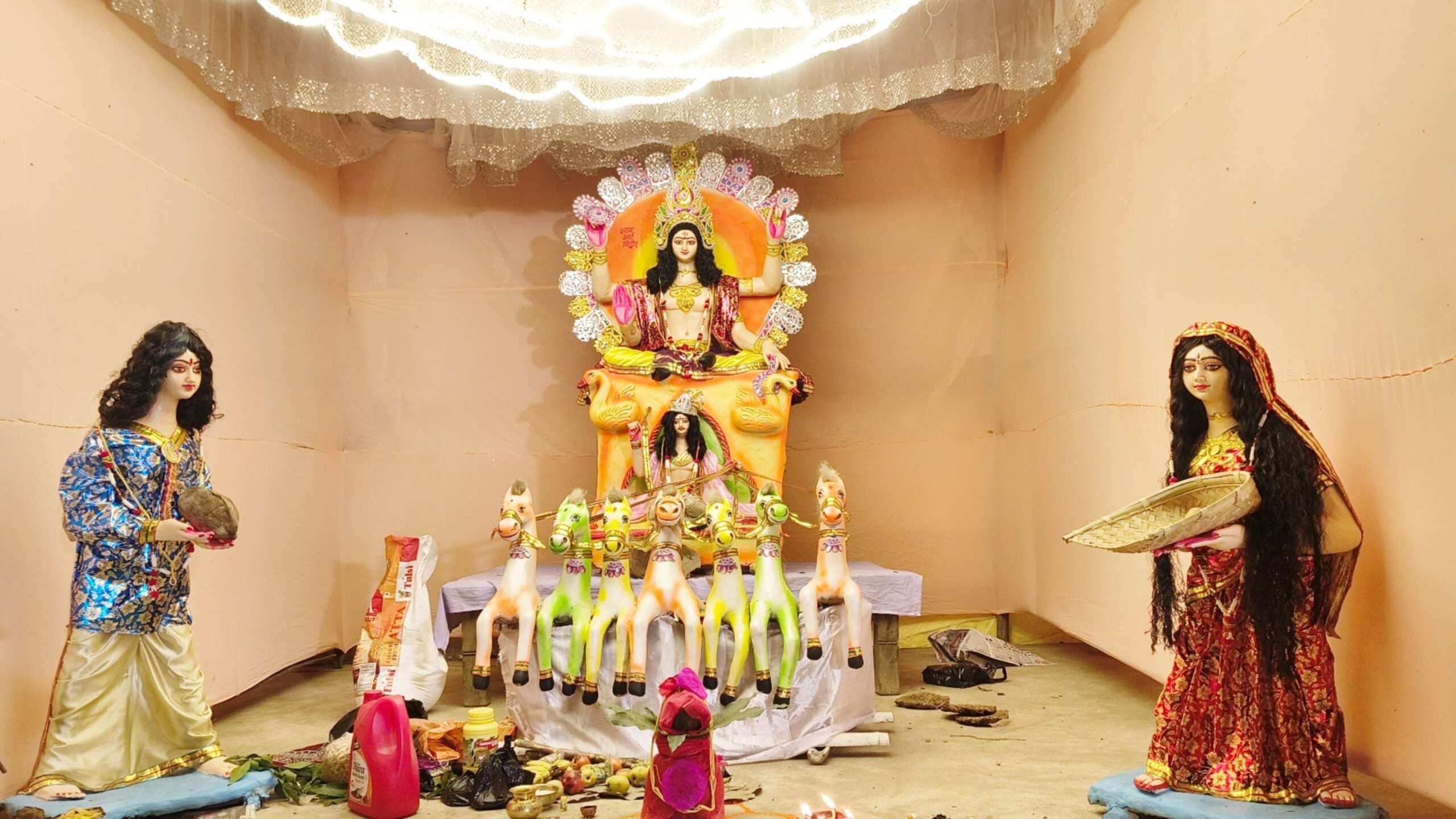 कलाली घाट पर भगवान सूर्य की प्रतिमा स्थापित कर की गयी पूजा