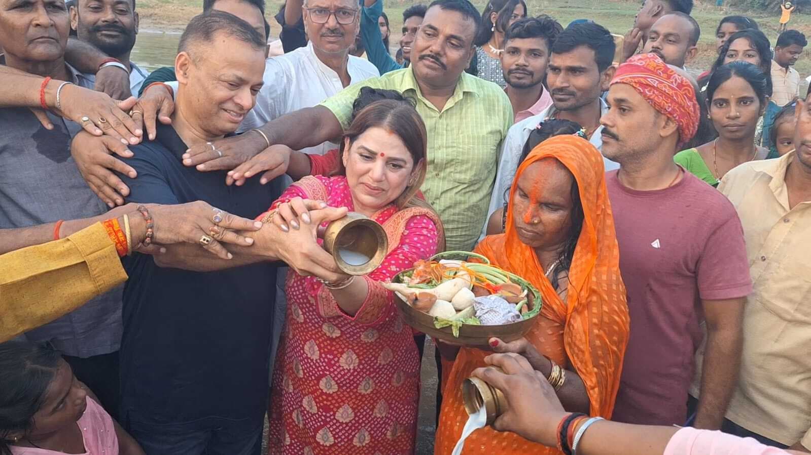 छठ पर्व पर नुमर गांव लौटे हरियाणा के डीजीपी, पत्नी संग दिया भागवान भास्कर को दिया अर्घ