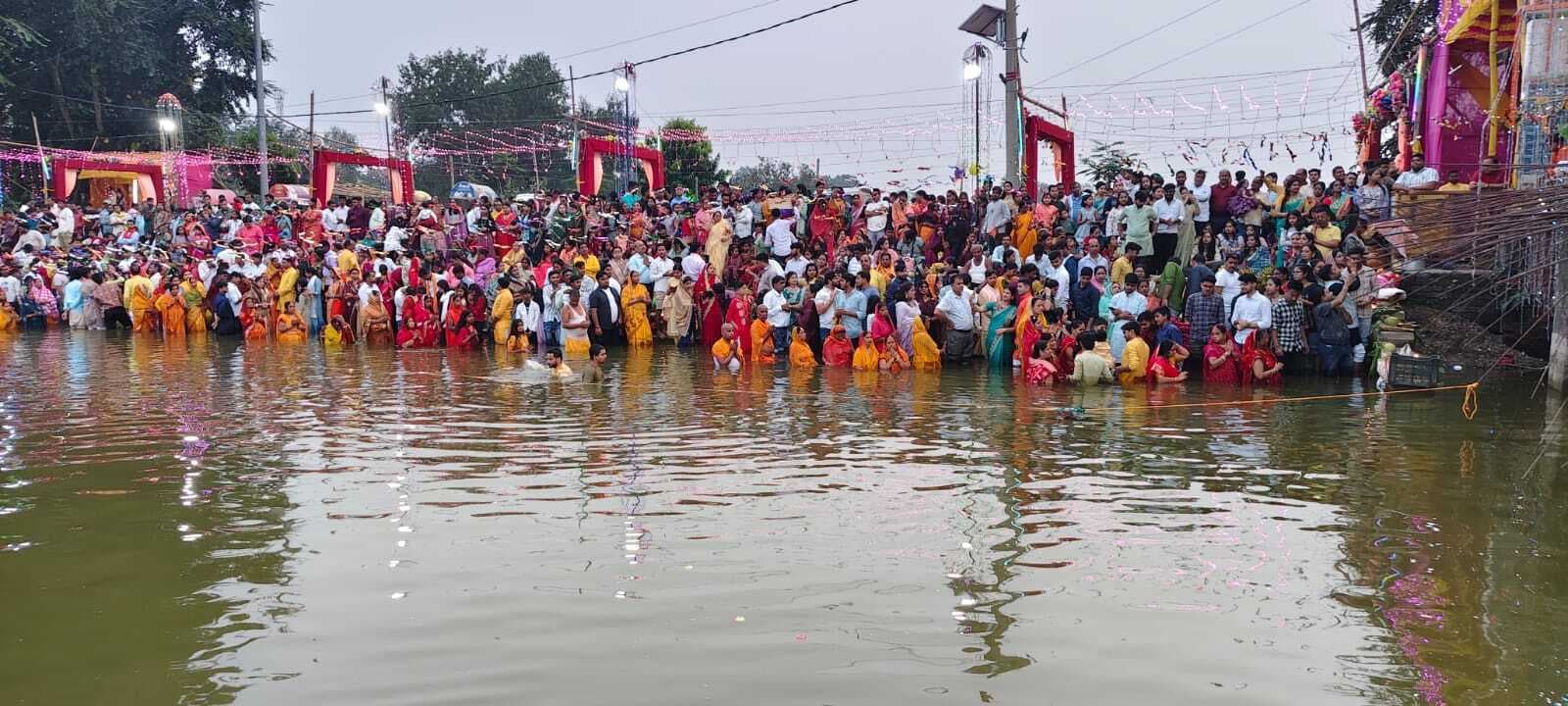 श्रद्धालुओं ने उदीयमान सूर्य को अर्घ दे की कामना