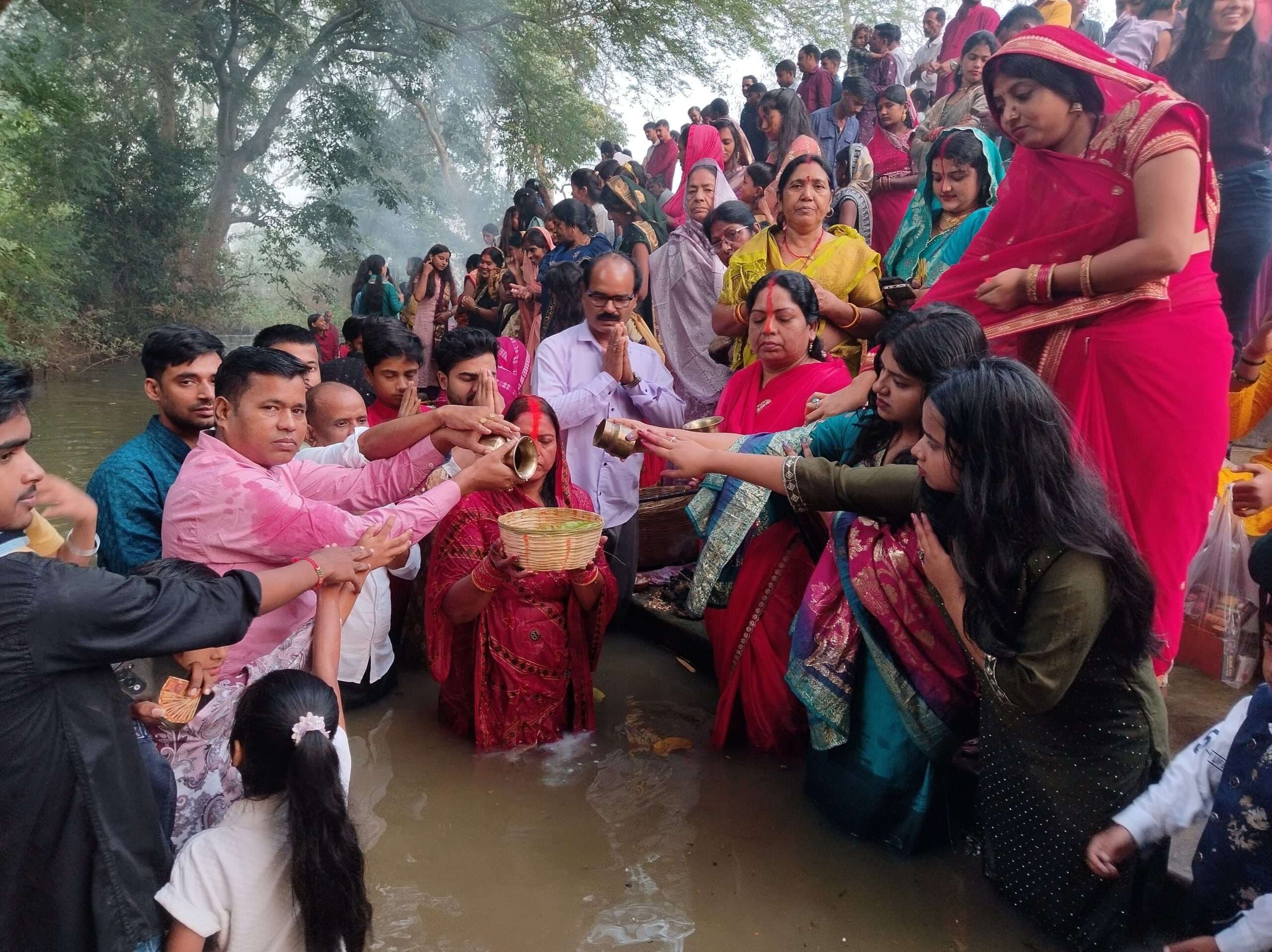 छठी मैया से मांगा आरोग्य व सुख-समृद्धि का वरदान