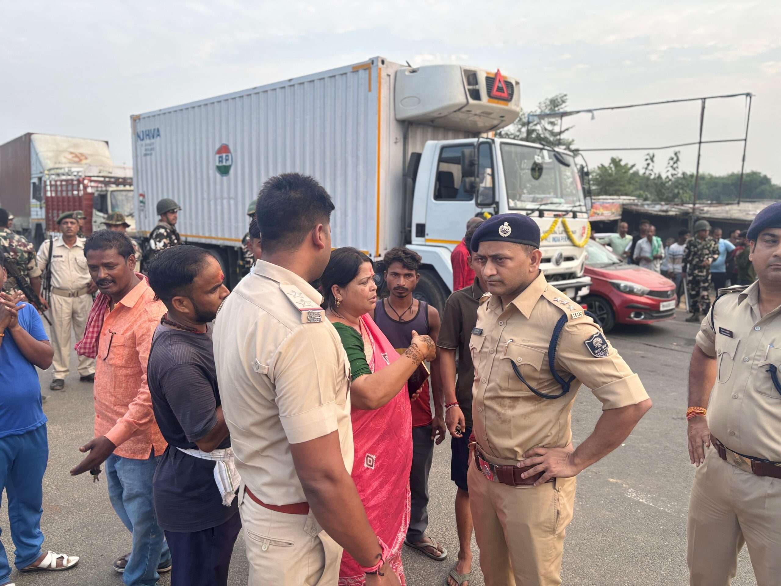 Madhubani News : सड़क हादसे में युवक की मौत से आक्रोशित लोगों ने डायल 112 की टीम पर किया हमला, एनएच जाम