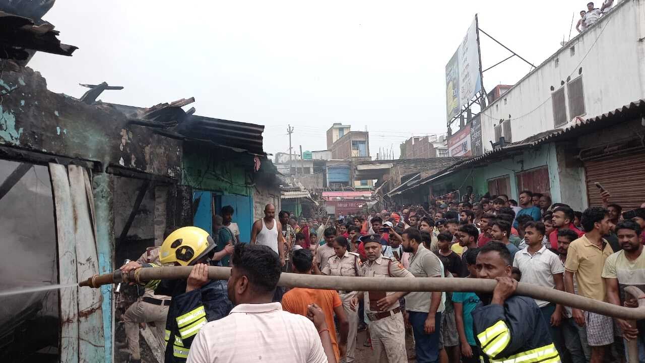 Madhubani News : बेहटा बाजार में किराना दुकान में लगी आग, लाखों की क्षति