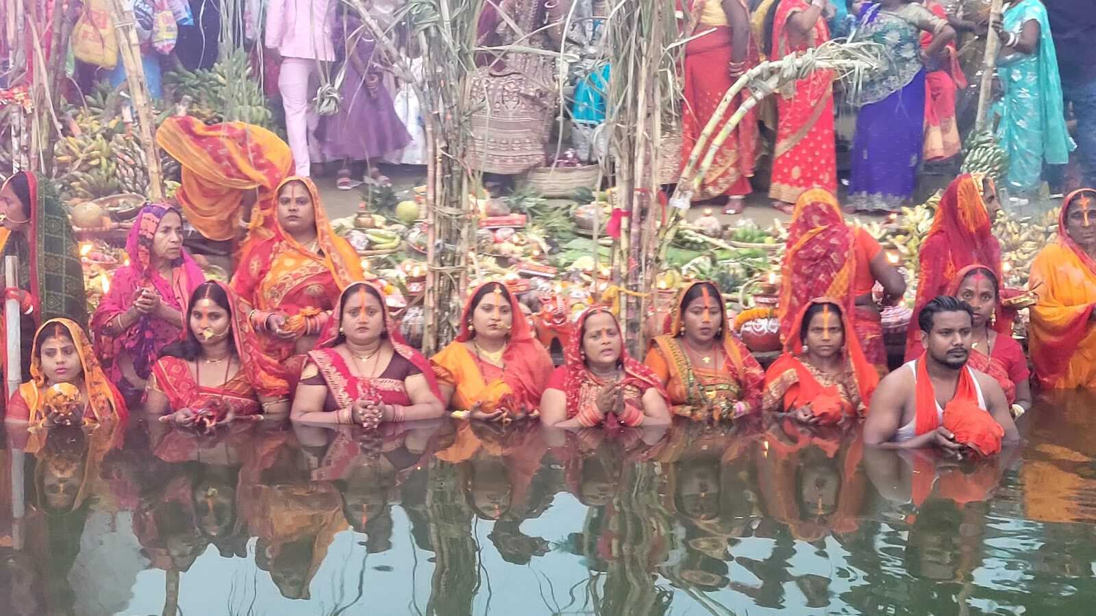 Madhubani News : महापर्व : घाटों पर आस्था का सैलाब, उगते सूर्य को अर्घ के साथ छठ संपन्न