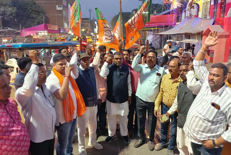 Giridih News: चाईबासा में आदिवासियों पर लाठीचार्ज के खिलाफ भाजपाइयों ने दहन किया सीएम का पुतला