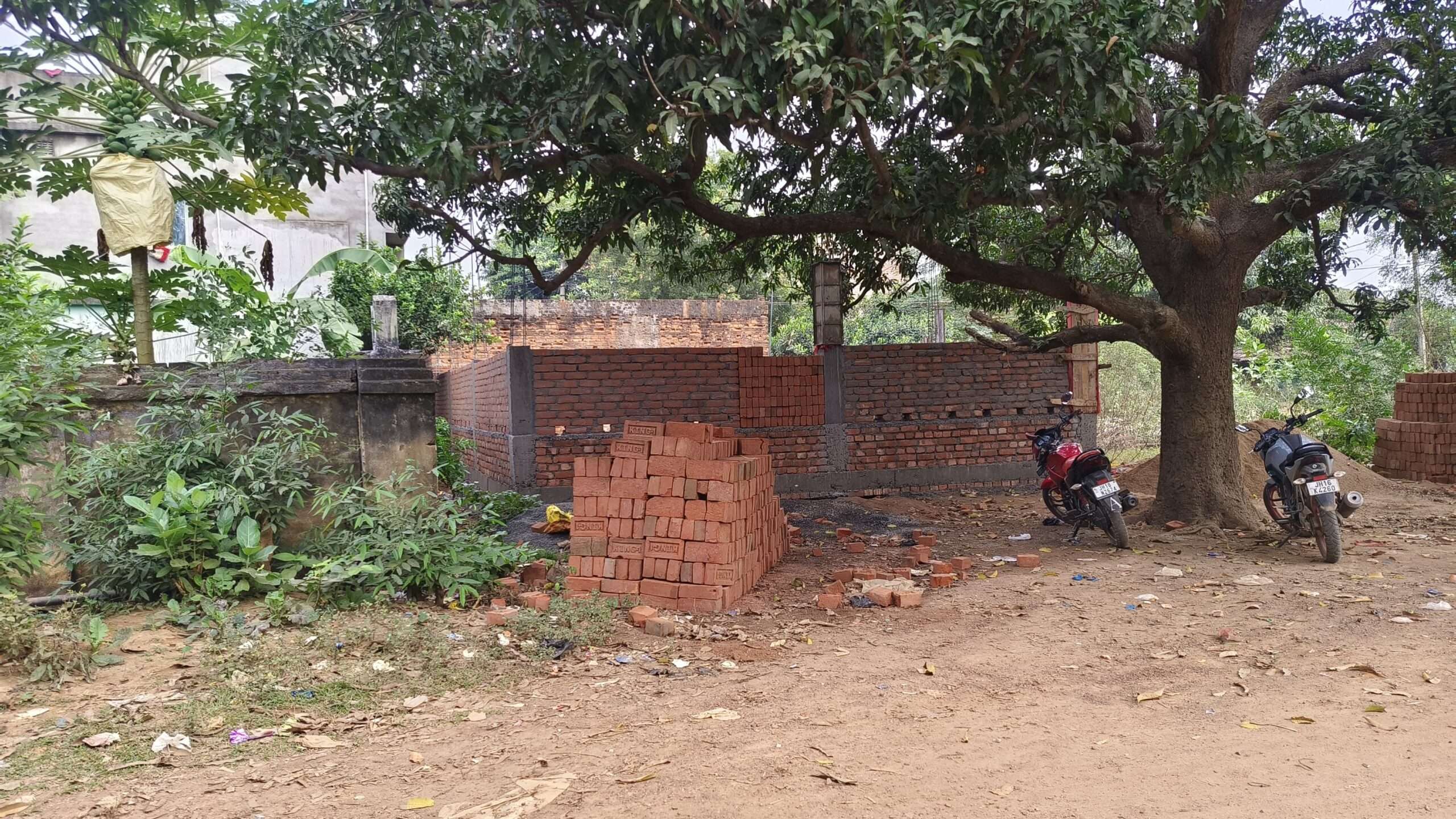 विद्यालय की जमीन पर अवैध निर्माण की शिकायत