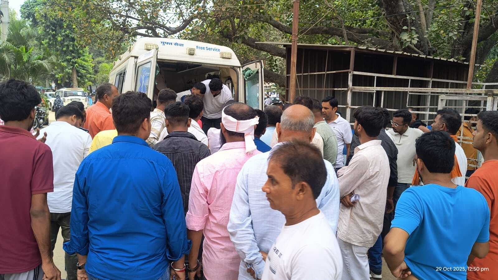 मीरगंज में दो बाइकों की भिड़ंत में तीन घायल, दो की हालत गंभीर