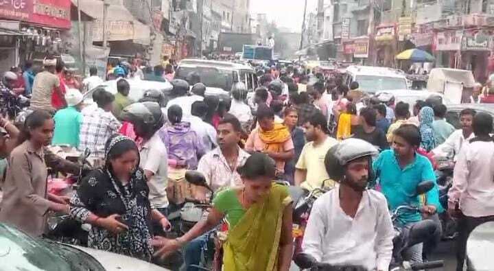 hajipur news. महुआ बाजार में भीषण जाम, लोग घंटों रहे परेशान
