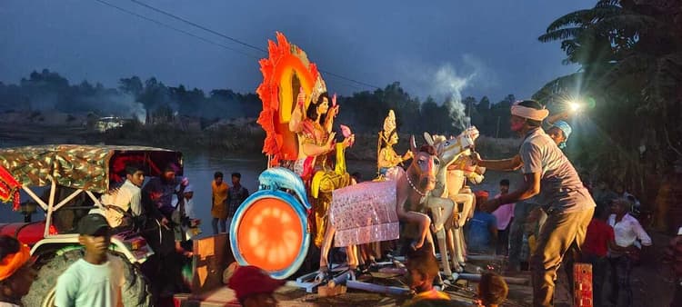 अश्रुपूर्ण नेत्रों से भक्तों ने भगवान भास्कर व छठी मइया की प्रतिमाओं का किया विसर्जन