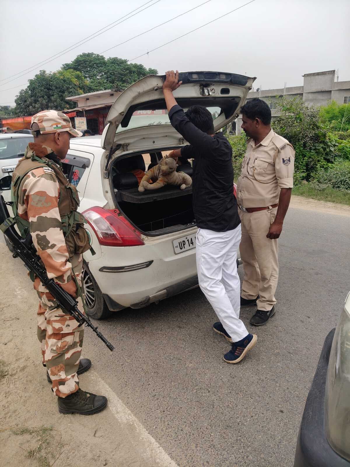 पुलिस ने चलाया सघन वाहन जांच अभियान, विस चुनाव को लेकर बढ़ायी गयी सतर्कता