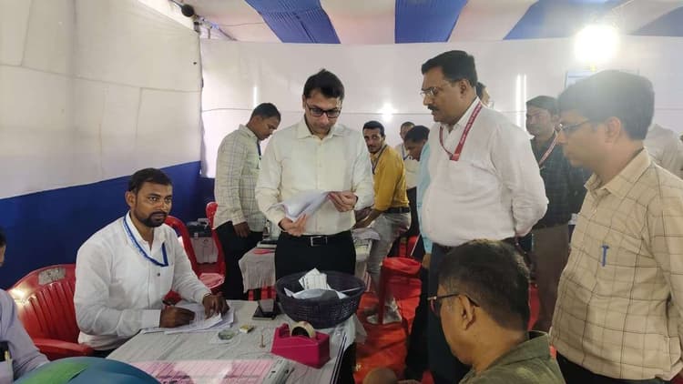 हर बूथ पर निर्वाचन कार्य आयोग के निर्देशों के अनुसार करना है : डीएम