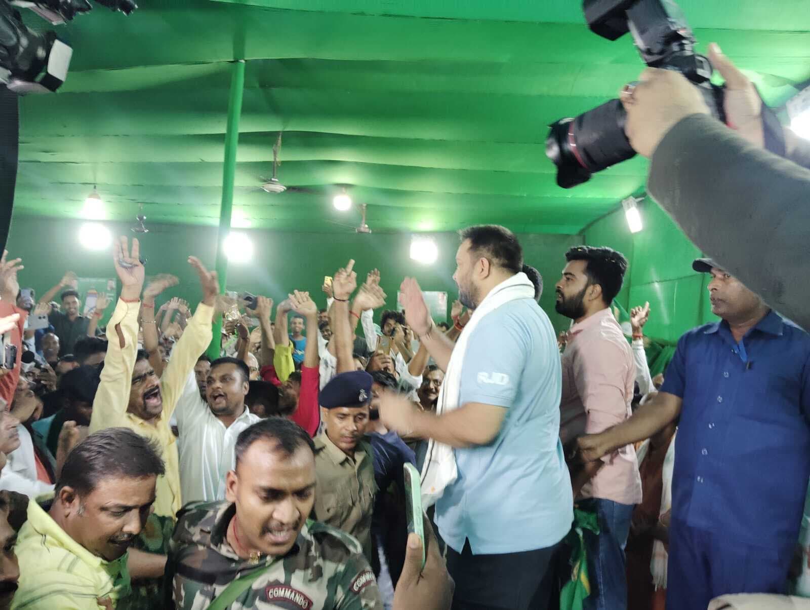 hajipur news. तेजस्वी प्रचार में व्यस्त, अनुपस्थिति में कार्यकर्ता संभाल रहे राघोपुर की कमान