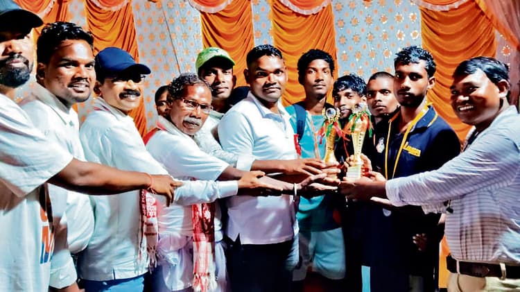 Chaibasa News : फुटबॉल प्रतियोगिता में लाल मैदान पुस्तकालय बना विजेता