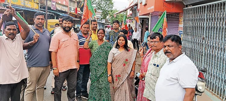 Seraikela Kharsawan News : सरायकेला में सड़क पर उतरे समर्थक, सरायकेला-कांड्रा मार्ग एक घंटा जाम