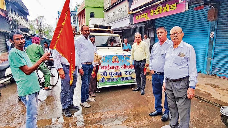 Chaibasa News : गोशाला में गौ पूजन के बाद गायों को नगर भ्रमण कराया