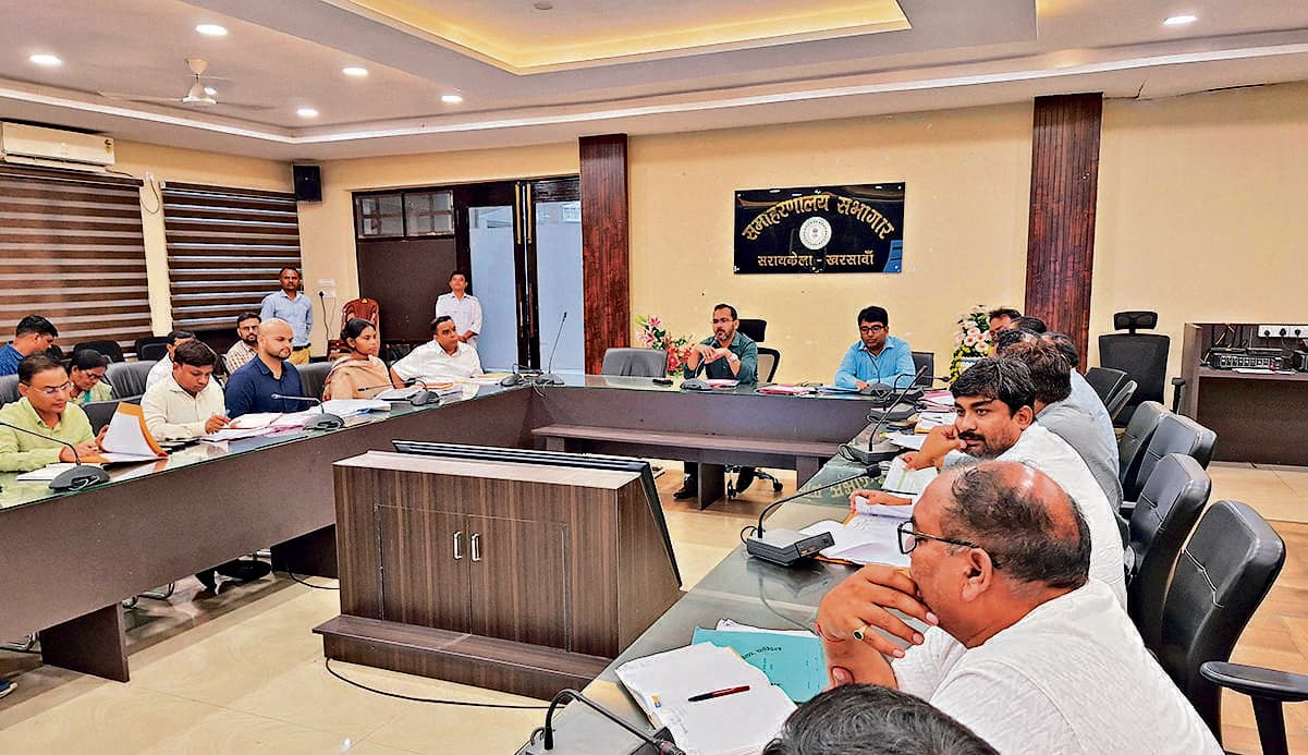 Seraikela Kharsawan News : सभी विभाग लक्ष्य को हासिल कर राजस्व संग्रह करें : डीसी