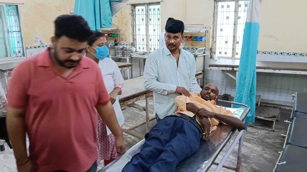 थावे में टेंपो पलटने से तीन लोग घायल, सदर अस्पताल में भर्ती