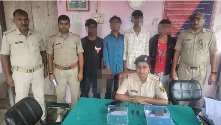 पुलिस ने दो कट्टा व कारतूस के साथ चार आरोपितों को किया गिरफ्तार