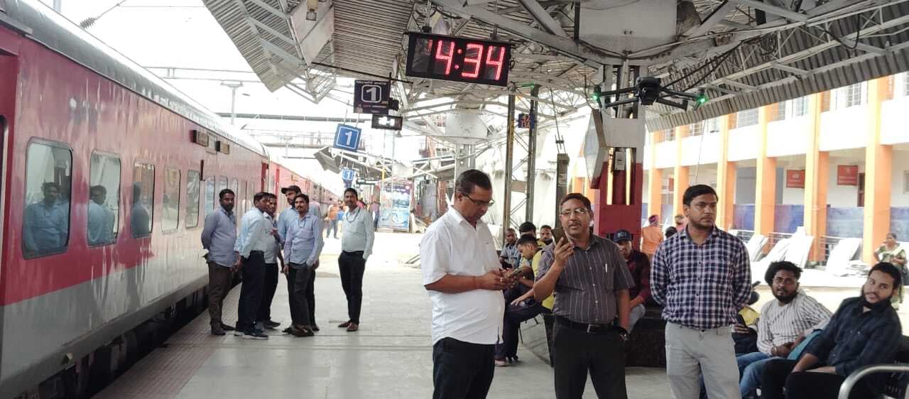 ड्रोन से जंक्शन और ट्रेनों में भीड़ की निगरानी, डीसीएम तैनात