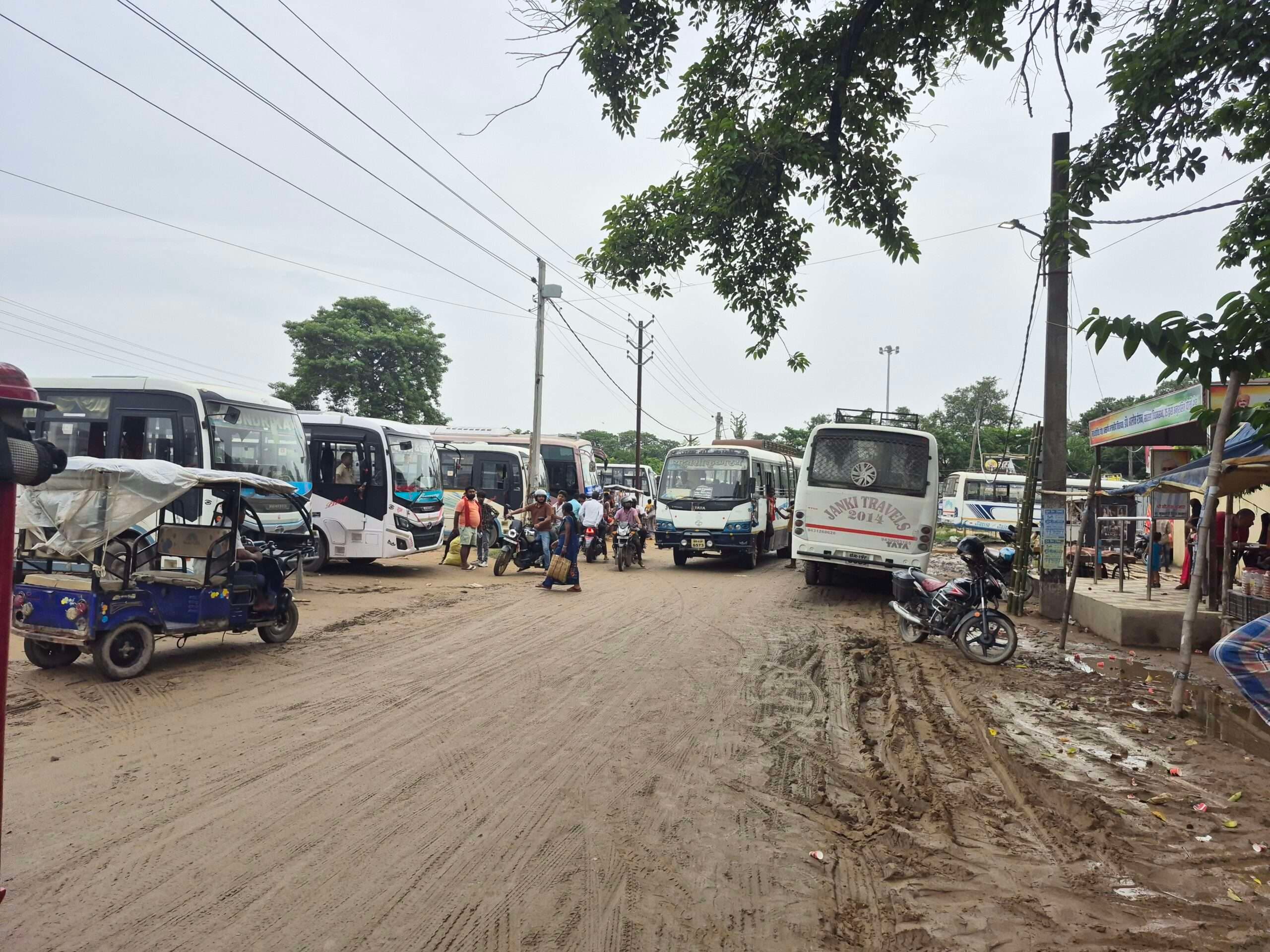 सिंगल सड़क से बसों के संचालन से जाम की हो रही समस्या