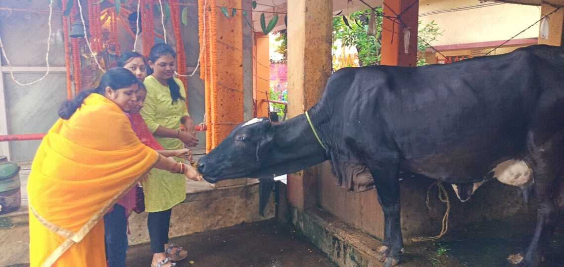 गोपाष्टमी पर गोशाला में गायों की पूजा-अर्चना
