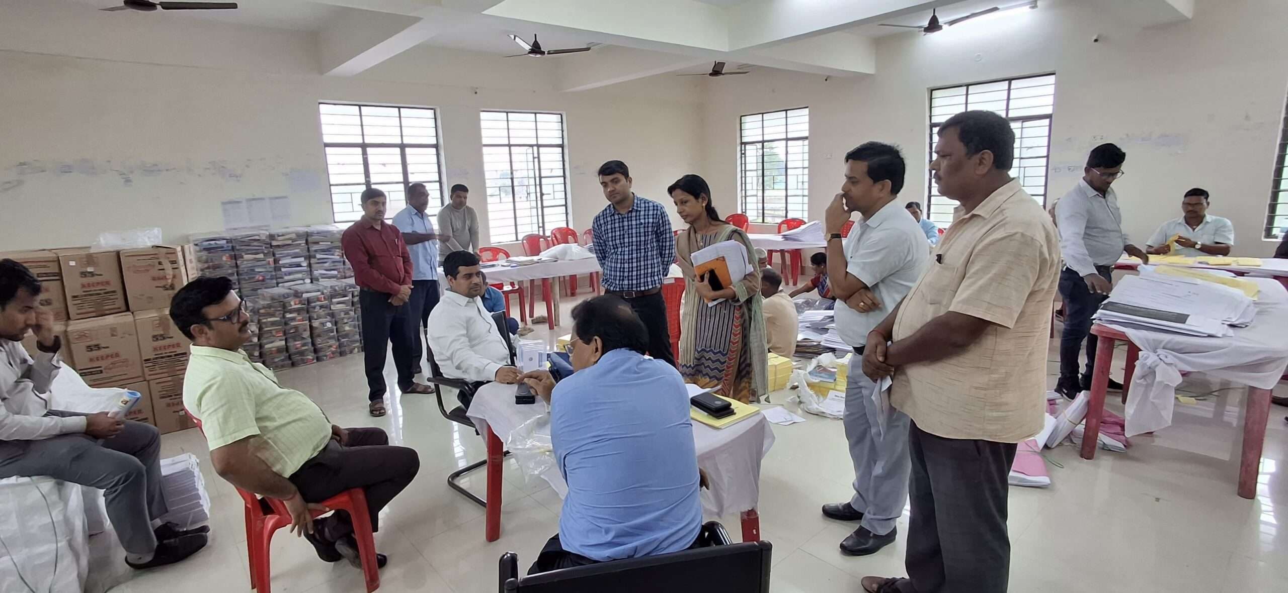 डीएम ने किया मतदान सामग्री कोषांग का निरीक्षण