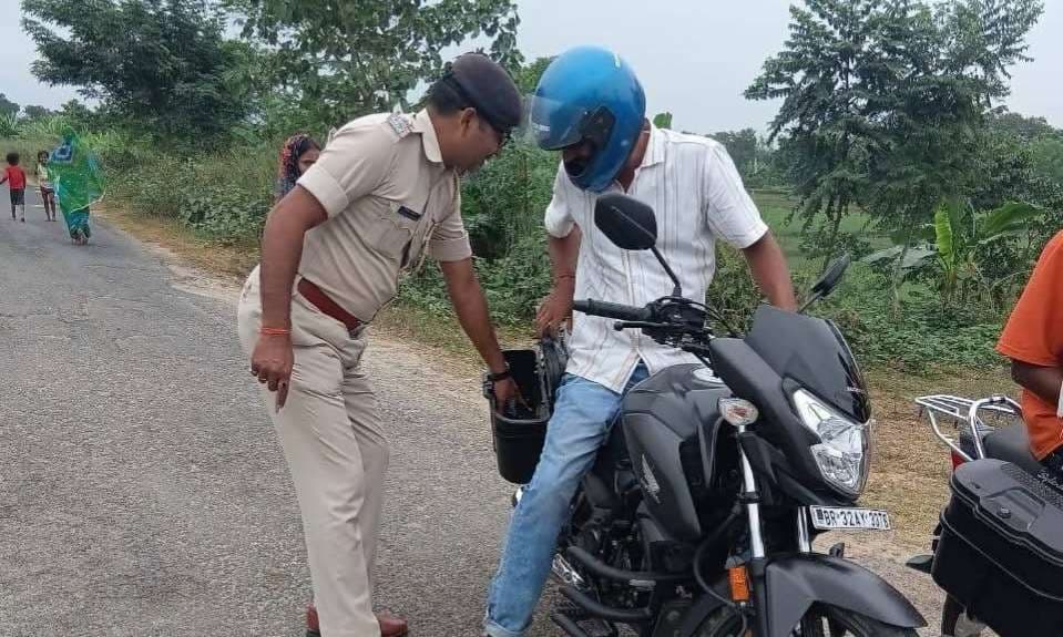 चेकपोस्ट पर की जा रही वाहनों की जांच