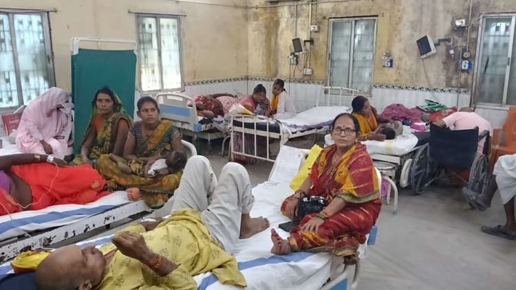 बदलते मौसम में बढ़े वायरल फीवर और पेट दर्द के मरीज, इमरजेंसी वार्ड में बढ़ी भीड़