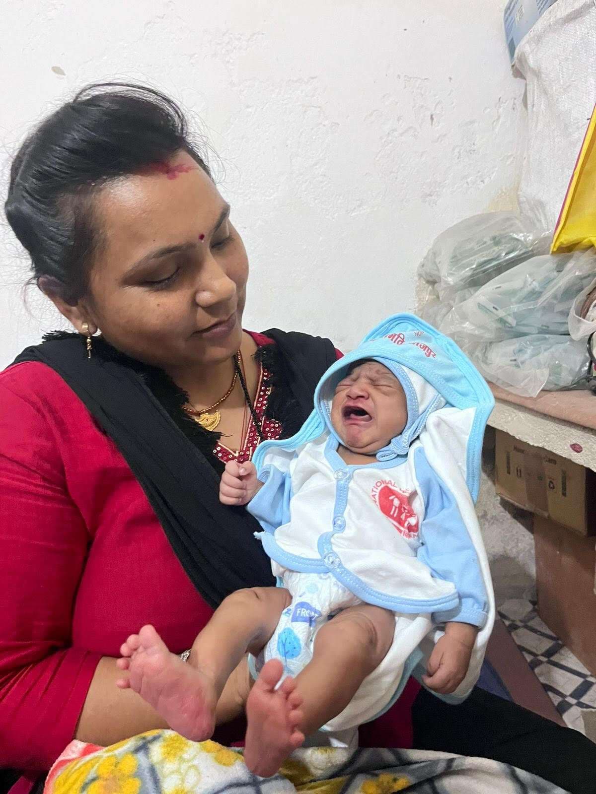 चरपोखरी स्वास्थ्य केंद्र के पास नवजात शिशु मिला