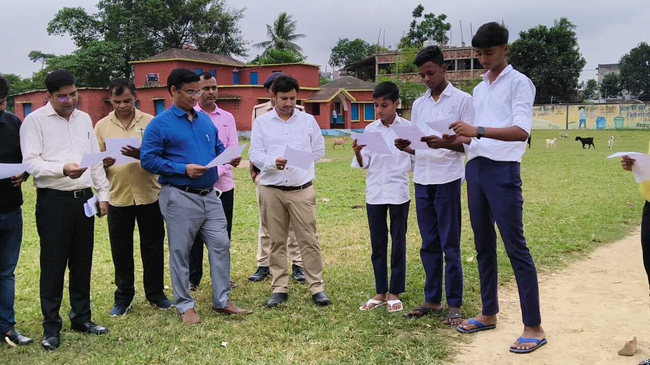 ऑब्जर्वर ने स्कूली बच्चों के बीच संकल्प पत्र का किया वितरण
