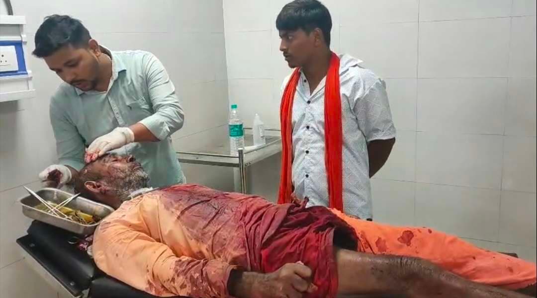 अनियंत्रित बाइक ट्रक से टकरायी, प्राइवेट अमीन की मौत, दूसरा जख्मी