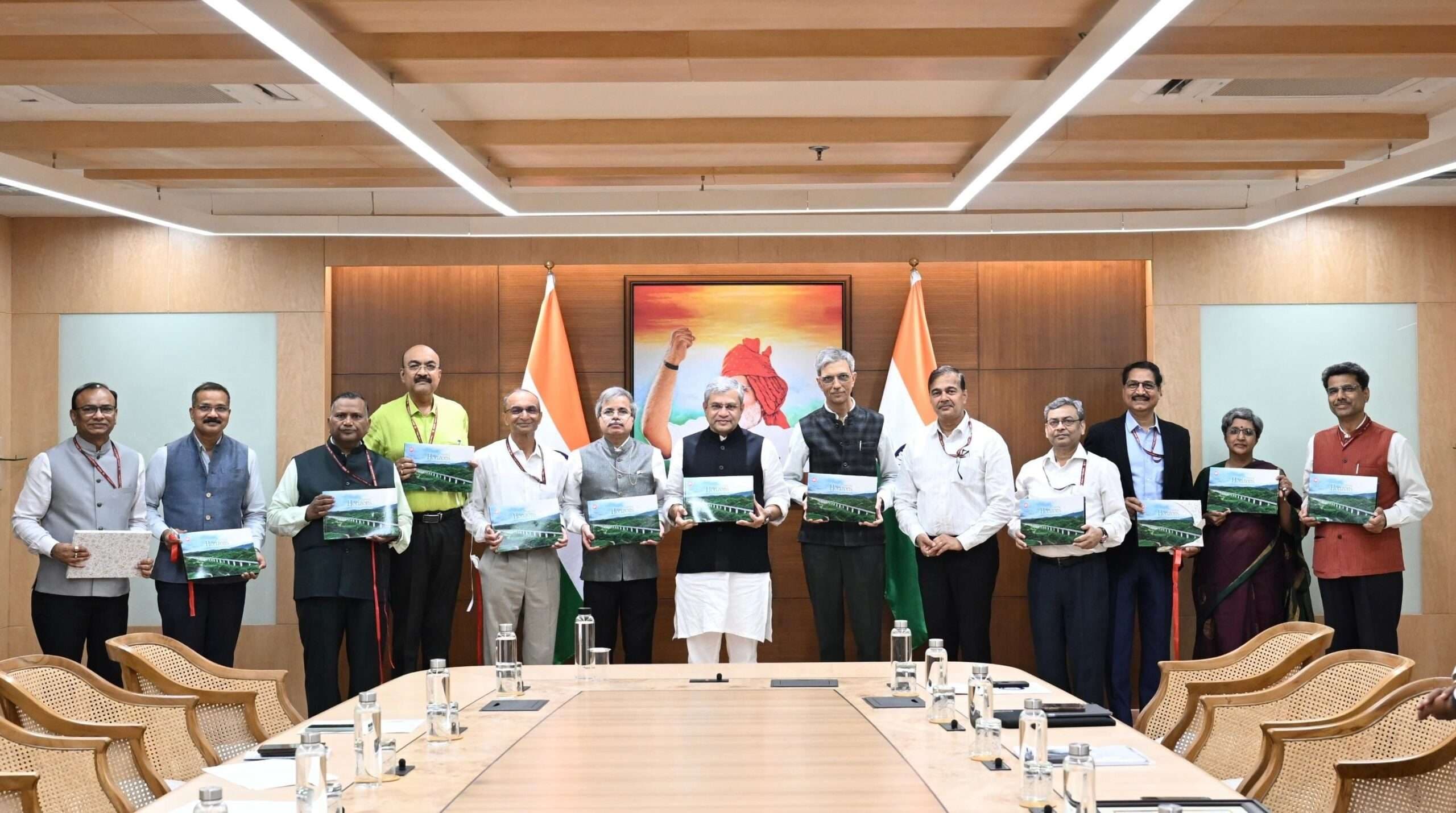 अररिया-गलगलिया नई रेल लाइन परियोजना में शामिल टीम के सदस्यों को रेल मंत्री ने किया सम्मानित