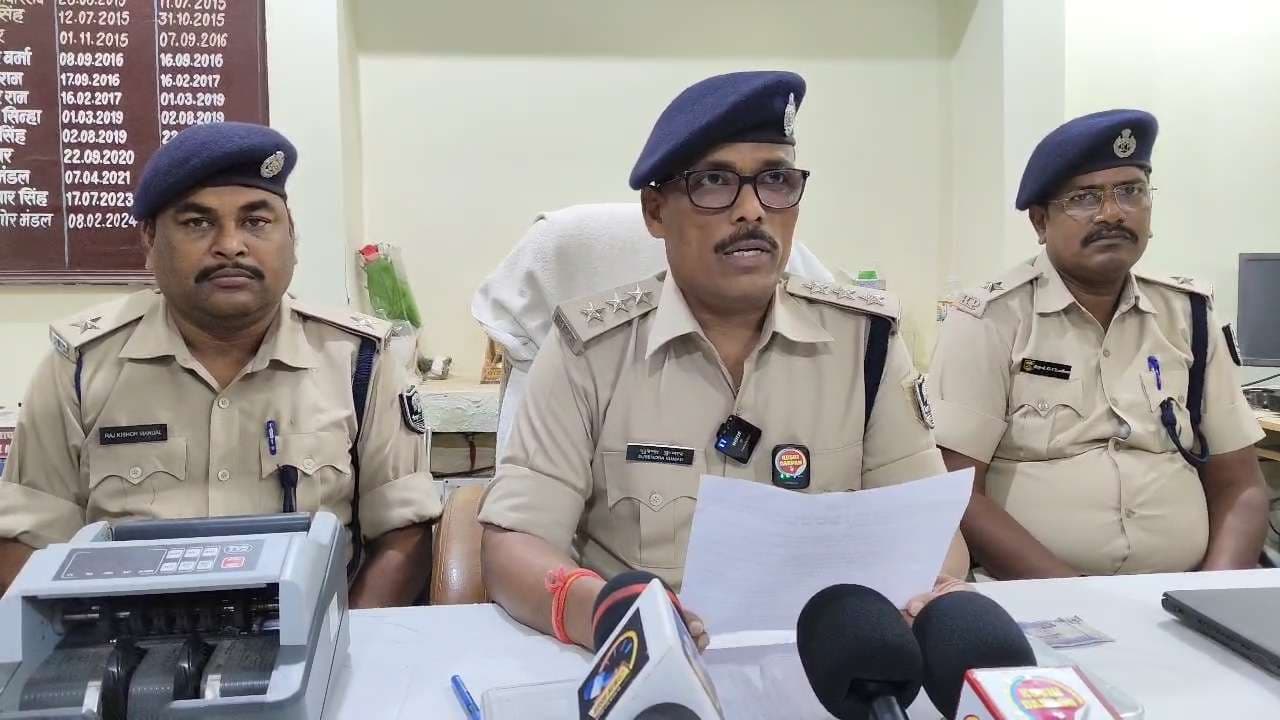 तस्कर के घर से मिली नोट गिनने वाली मशीन व मलेशिया का नोट