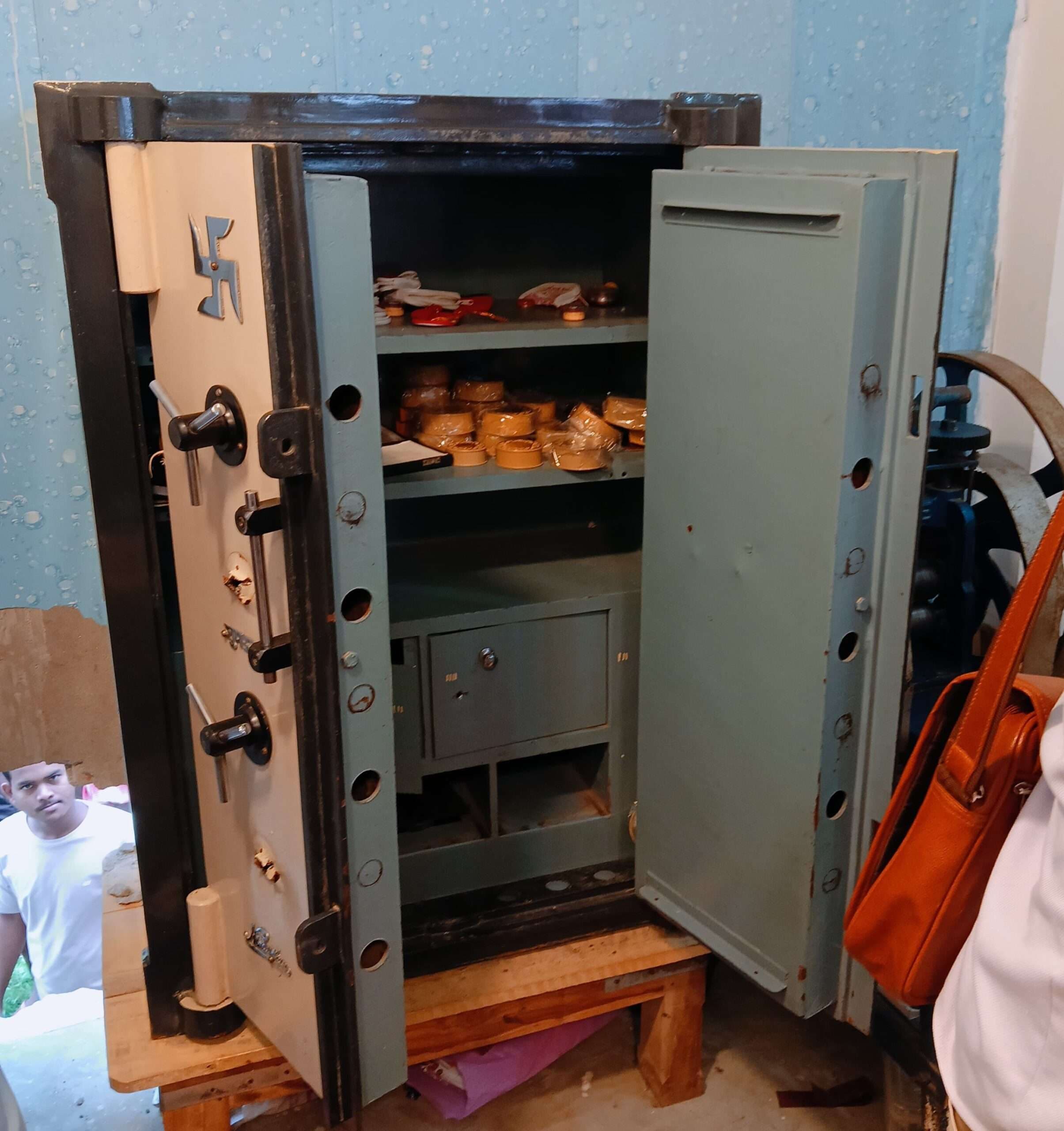 ज्वेलर्स दुकान से आठ लाख के जेवरात चोरी