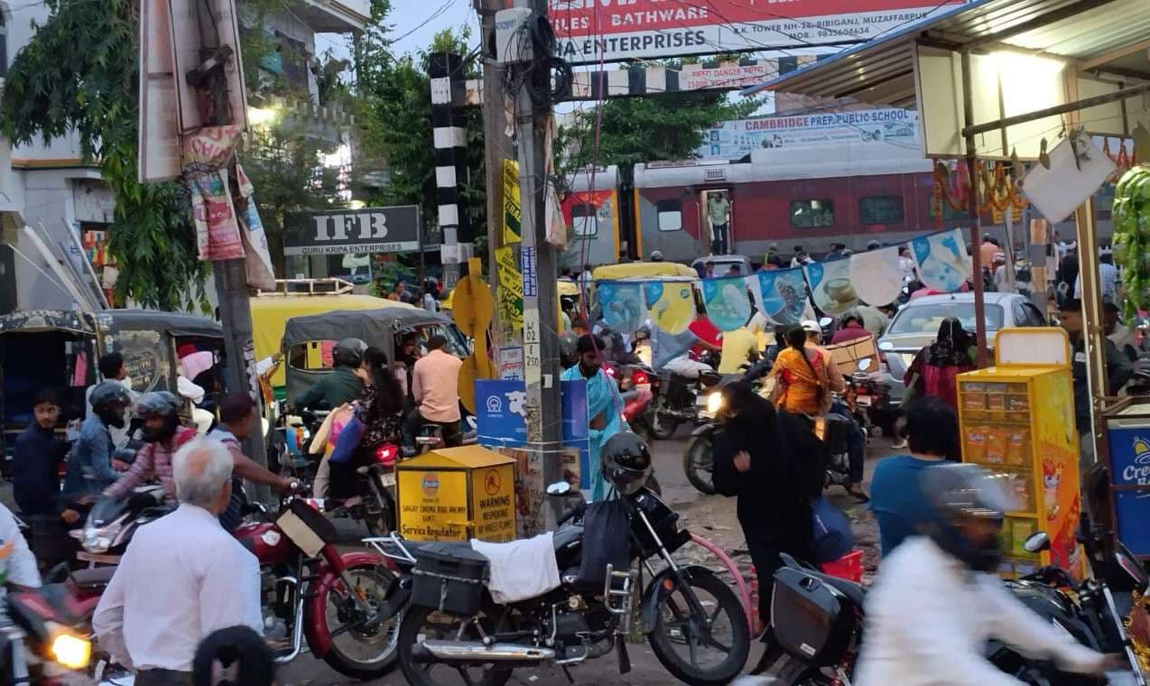 राहुल नगर रेलवे क्रॉसिंग पर फंसी रही ट्रेन, राहगीर हलकान