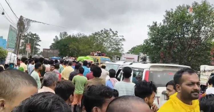 करेंट की चपेट में आने से किसान की मौत, आक्रोशित ग्रामीणों ने किया सड़क जाम