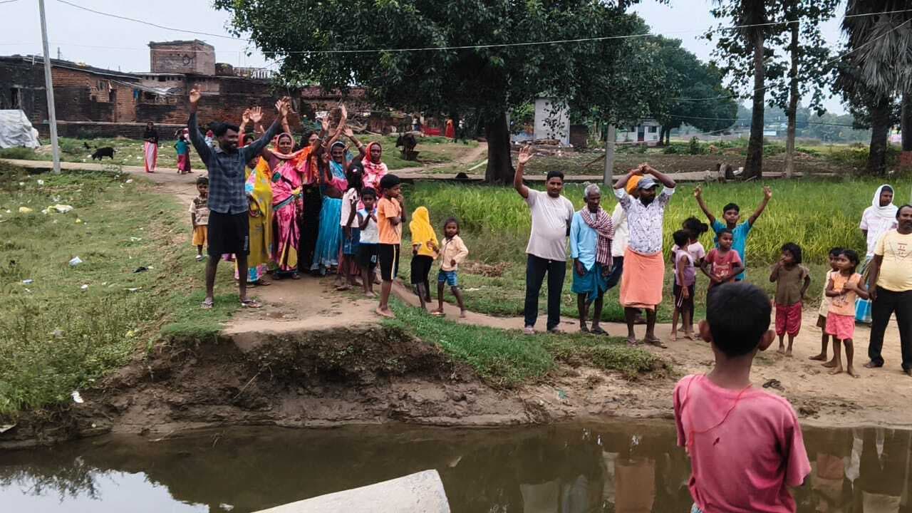 कुमरडीह पासवान टोला के ग्रामीणों ने कहा- सड़क नहीं तो वोट नहीं