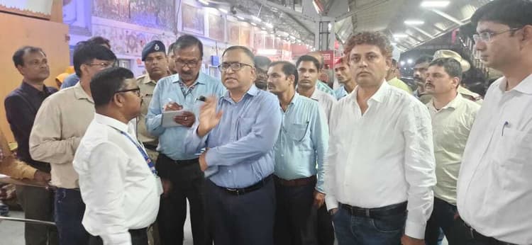 Madhubani News : डीआरएम ने किया मधुबनी स्टेशन का निरीक्षण