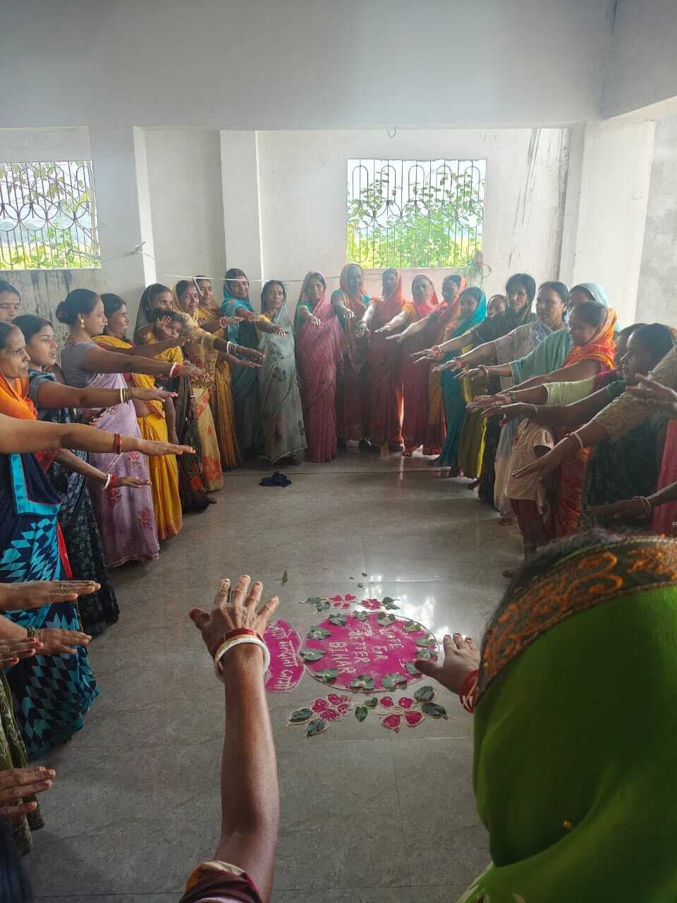 मेहंदी रचा व रंगोली बना जीविका दीदियों ने वोट फॉर बेटर बिहार का दिया संदेश