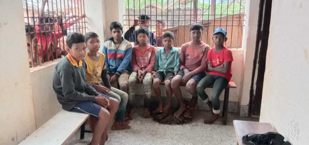 चोरमारा स्कूल में लगा ताला, शिक्षक नदारद, मायूस हो लौट गये बच्चे