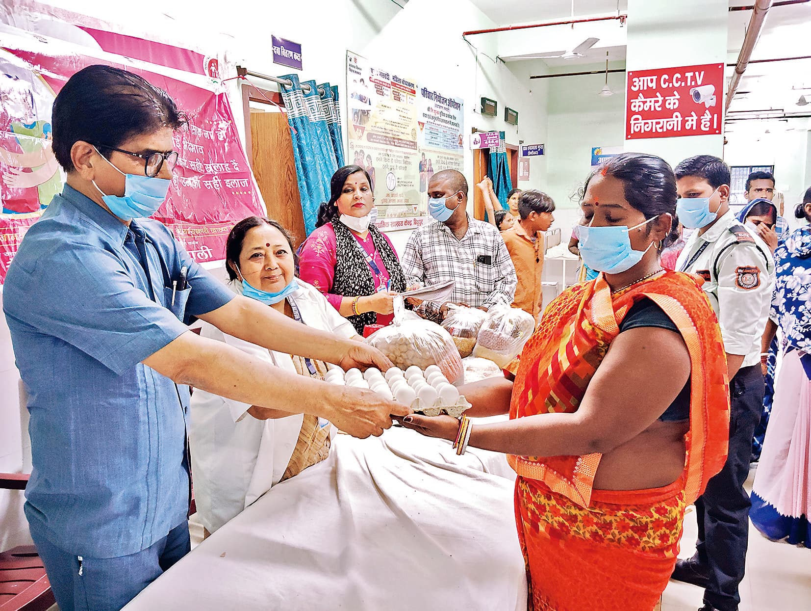 Hajipur News : बिदुपुर में टीबी रोगियों के बीच पौष्टिक किट का वितरण