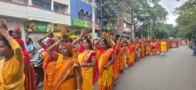 Chaibasa News : 1008 महिलाओं ने निकाली कलश यात्रा