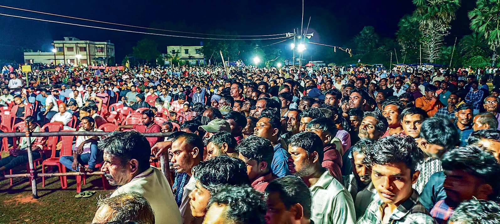 East Singhbhum News : बादल पाल नाइट में उमड़ी भीड़, जमकर थिरके लोग